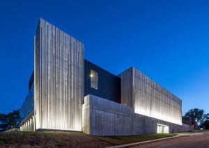 The fluted pattern on the precast concrete façade panels led the designers to a linear grazing technique that catches the reveals in the concrete.